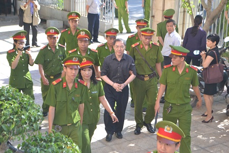 Cựu Chủ tịch HĐQT Tổng công ty hàng hải Việt Nam Dương Chí Dũng được dẫn giải tới TAND tỉnh Khánh Hòa lúc 8h15 sáng 11/11.